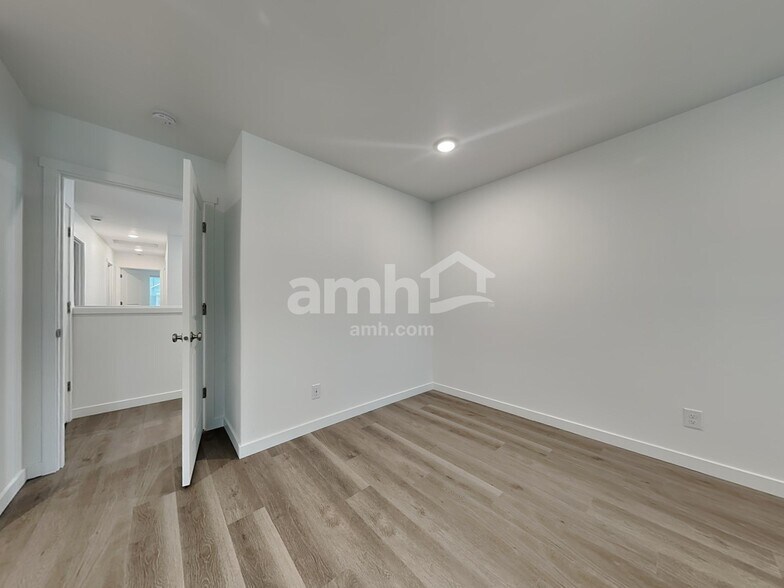 Building Photo - 5012 Washington St SE