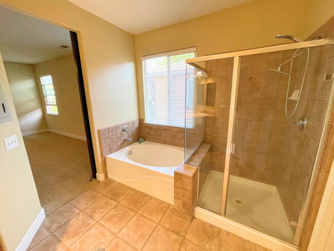 Building Photo - Beautiful 4 bed/ 3.5 bath in Natomas!