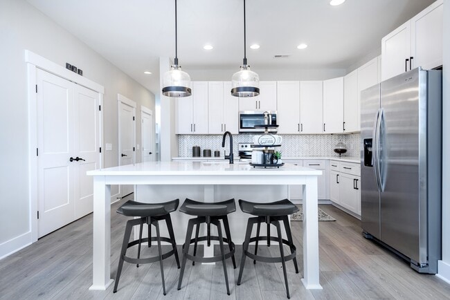 Building Photo - 2089 Oakwood Ave