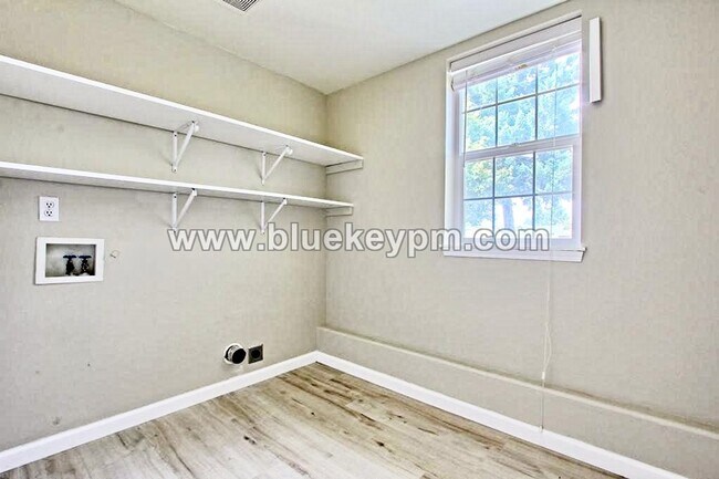 Building Photo - 4 Bed, 2 Bath Home in Well Established Nei...