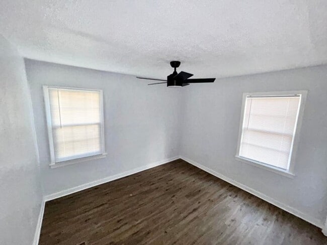 Building Photo - 1058 Combs St