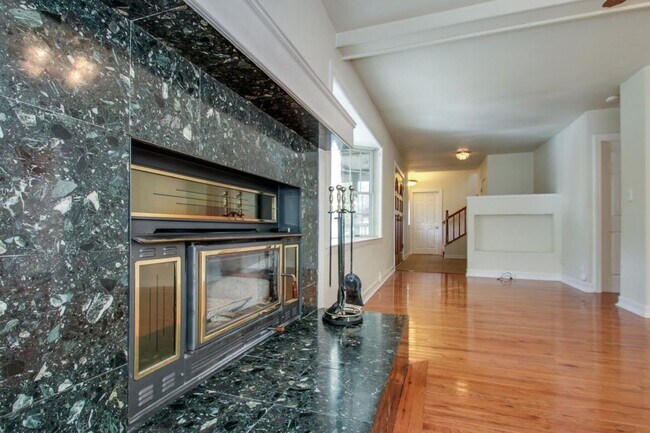 Building Photo - Mountain Living / Easy Commute Location