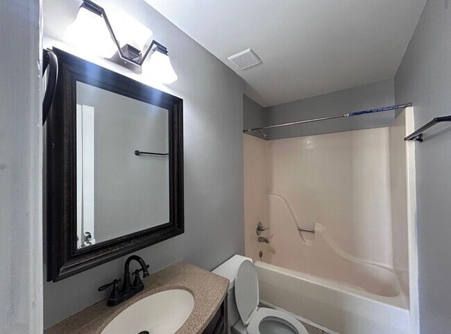 Building Photo - 3 Bedrooms 2.5 Bathrooms