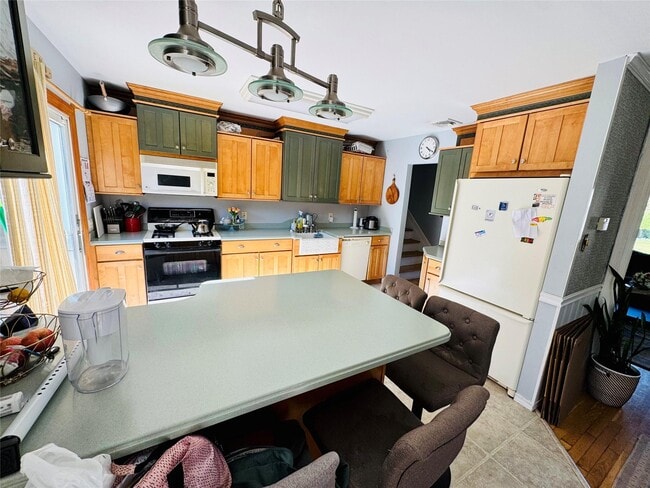 Building Photo - 662 Interlaken Ln