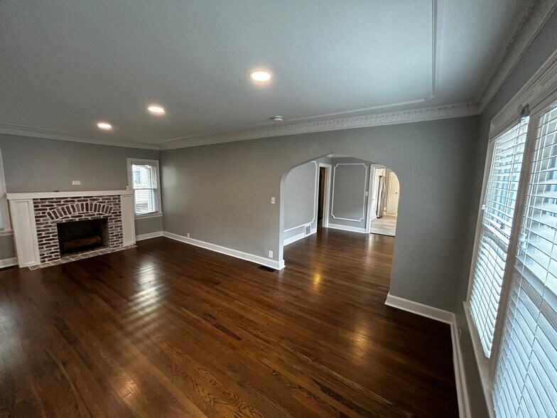 Building Photo - 706 E 71st Ter