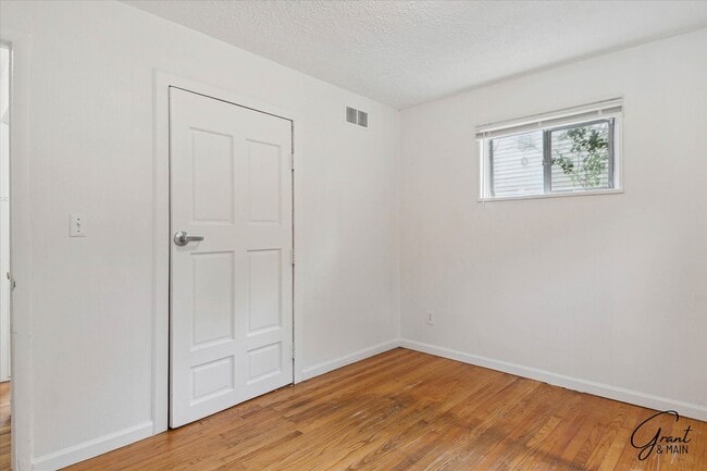 Building Photo - 2 bedroom $1300