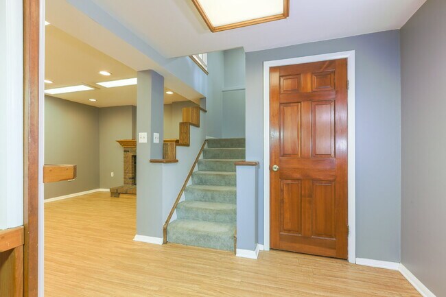 Building Photo - Bright and Spacious Townhome Living Near Reston