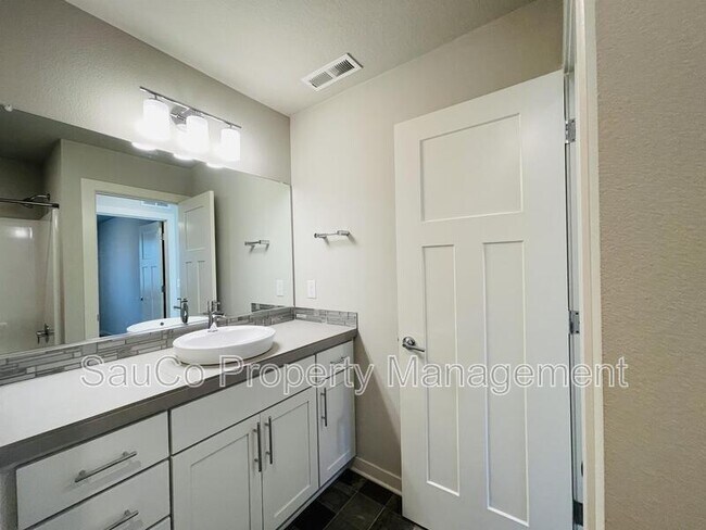 Building Photo - 6473 SE Genrosa St