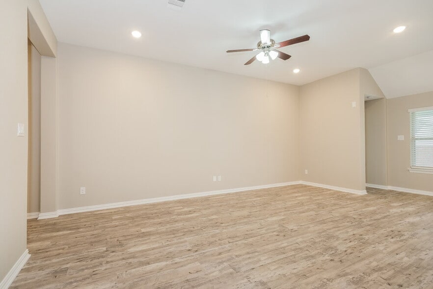 Building Photo - 5908 Bianca Dr