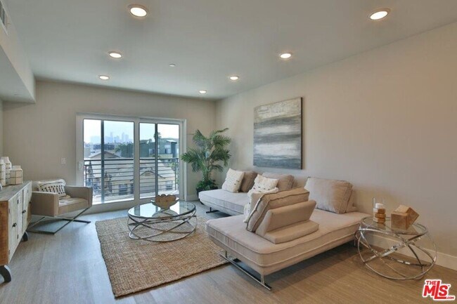 Building Photo - 837 S Harvard Blvd