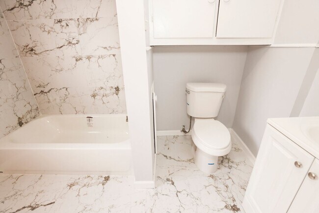 Building Photo - GREAT SINGLE FAMILY HOUSE . WAITING FOR YOU TO CALL HOME !!