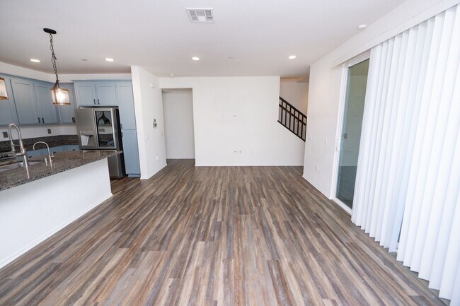 Building Photo - Amazing 3 Bedroom Condo available now! Totally loaded unit, schedule a tour today!