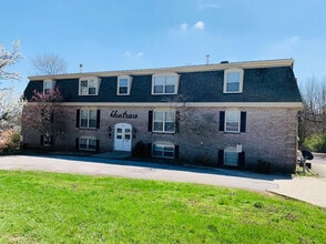 Building Photo - 904 Plaza Dr