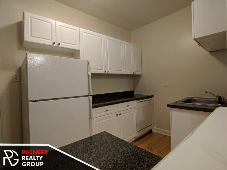 Building Photo - 533 W Aldine Ave