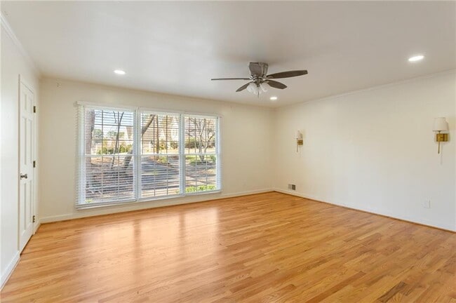 Building Photo - 3355 Pinetree Dr SE