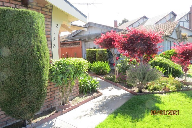 Building Photo - 2132 Town and Country Ln