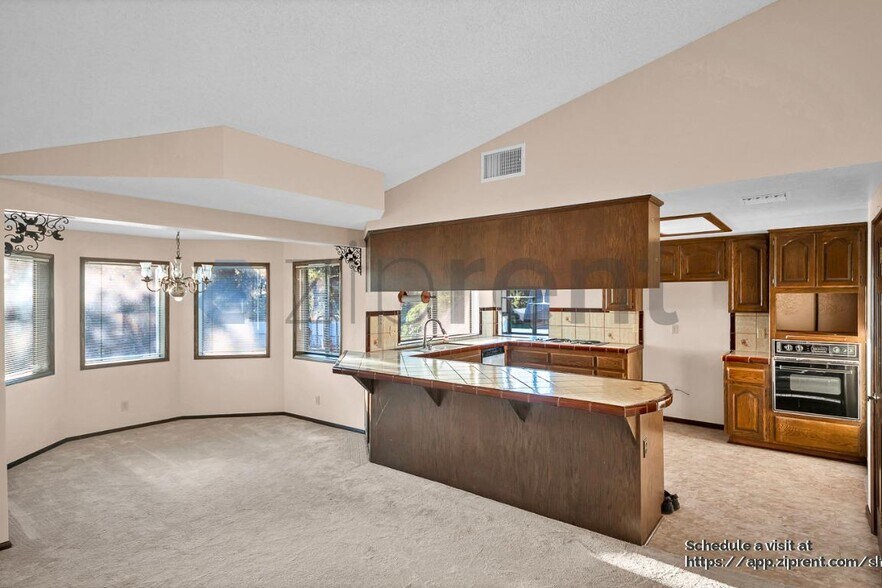 Building Photo - 716 Buckingham Dr