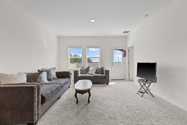 Building Photo - 1003 Sika Cv