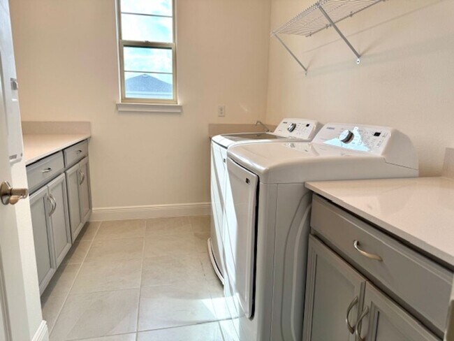 Building Photo - Home For Rent In Saint Cloud with 5 Bedroom/3 Baths