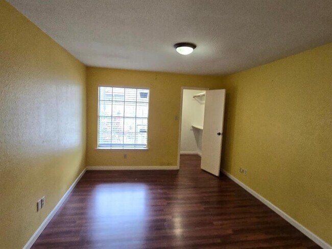 Building Photo - 7400 Bellerive Dr