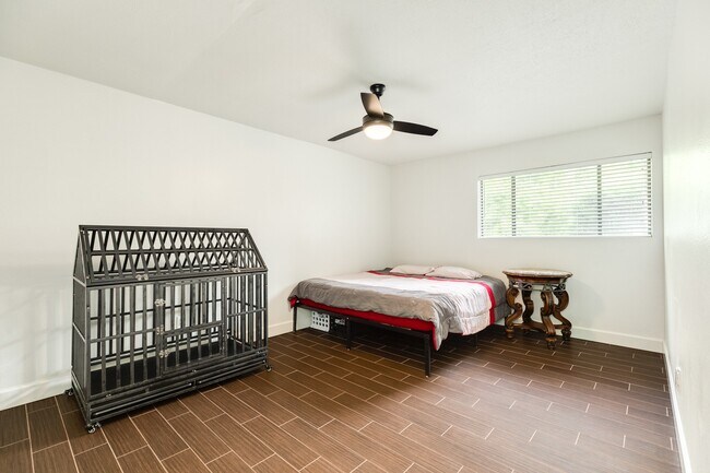 Building Photo - 7098 N Holiday Dr