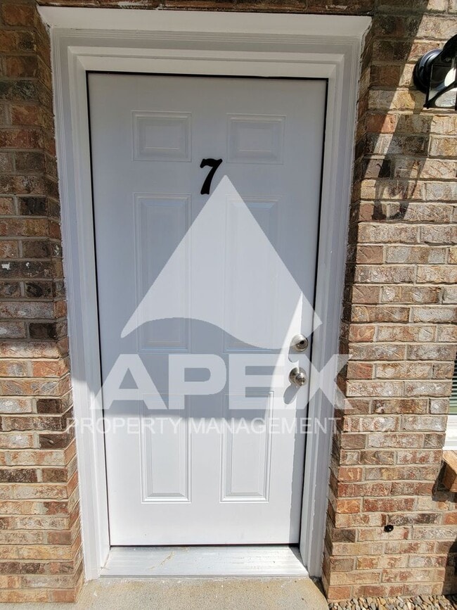 Building Photo - Recently Renovated - Alcoa Studio Apartmen...