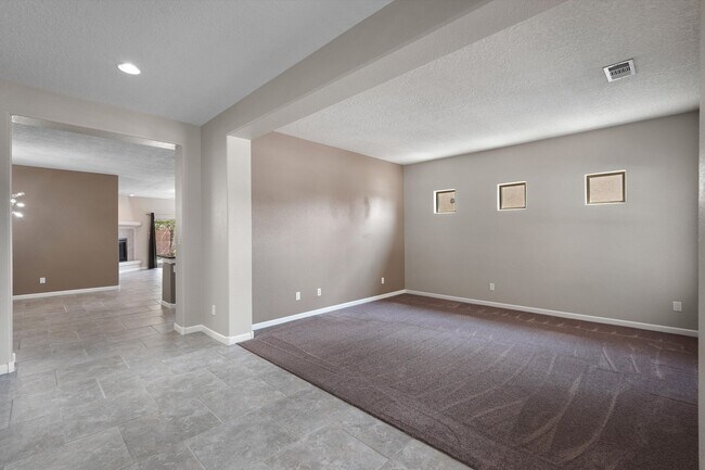 Building Photo - 224 Valle Alto Dr NE