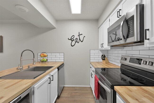 Building Photo - 3900 Aspen Dr