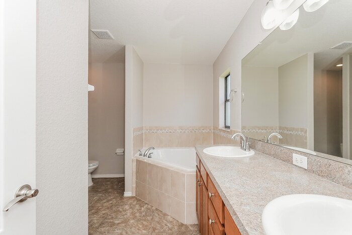 Building Photo - 5169 Ashwood Dr