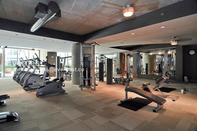 Building Photo - 1 Bed/2 Bath Condo with Garage / Pet-Friendly / Available Now!