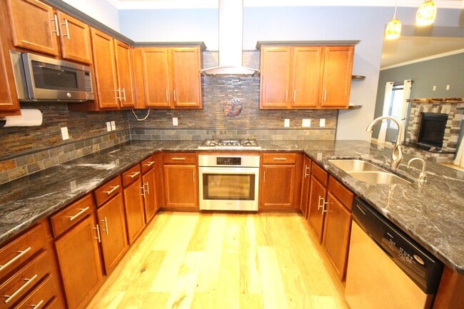 Building Photo - Beautiful 3bdrm 3bath home in Gold Hill Mesa