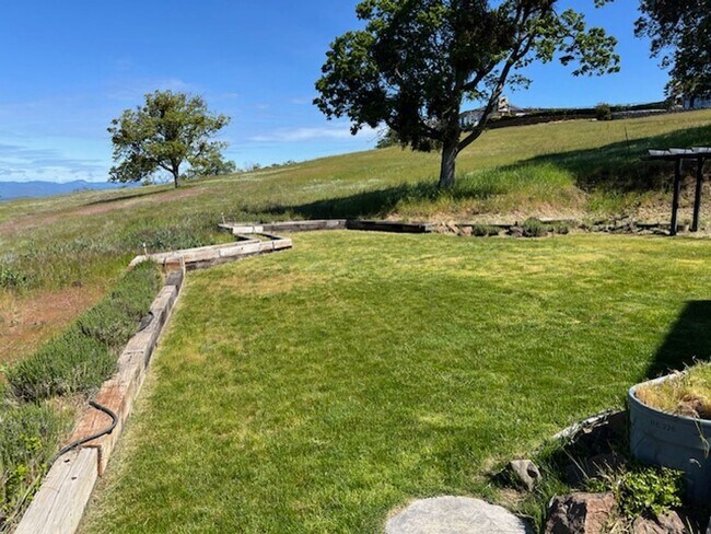 Building Photo - East Medford Luxury View Estate | Infinity Pool | 5 Private Acres- Not Fenced