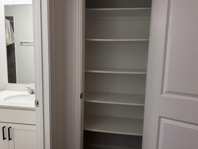 Building Photo - 160 Venti Cove