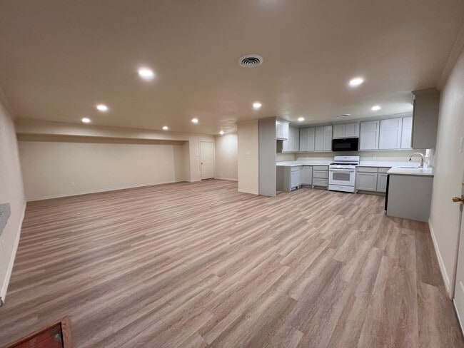 Building Photo - 509 Davis Dr