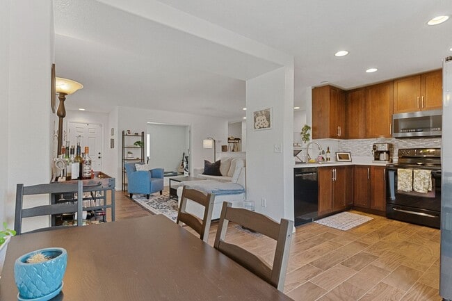 Building Photo - Updated 3bed/3bath with Finished Basement