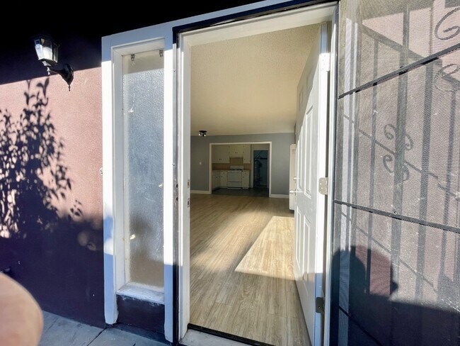 Building Photo - 3535 N San Joaquin St