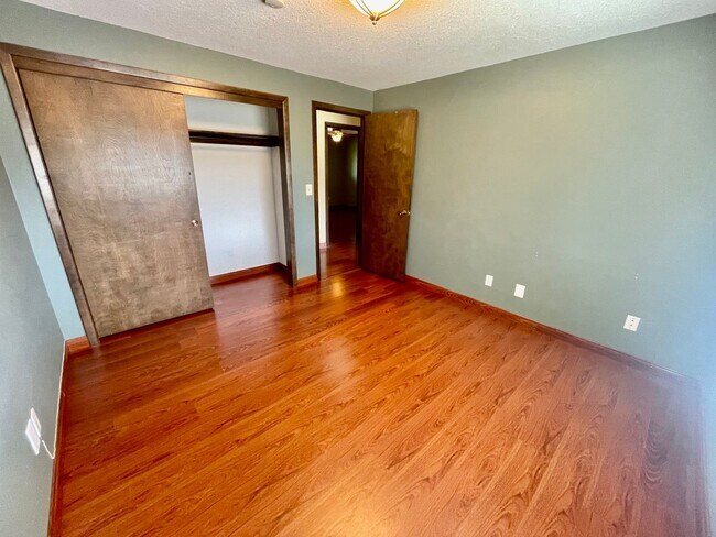 Building Photo - Sprawling 5bd/3bath Split-Level Home | Sto...