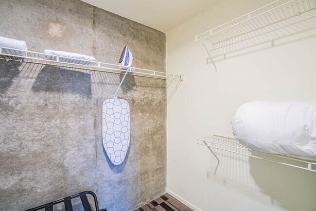 Building Photo - 913 N 3rd St