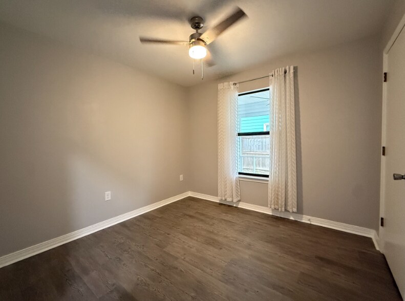 Building Photo - 1810 Valparaiso Blvd