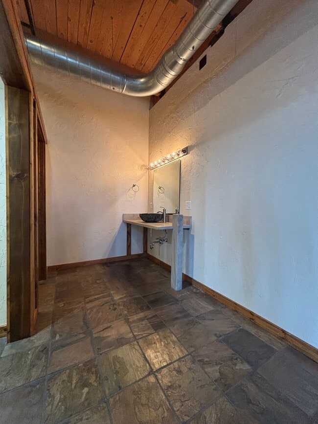 Building Photo - MOVE IN SPECIAL! 1 BEDROOM @ JORDAN CREEK ...