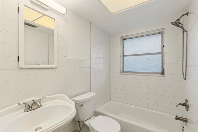 Building Photo - 1248 Lazy Lake Rd W