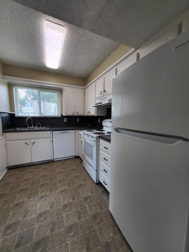 Building Photo - (2) Bed+Study/(2.5) Bath Townhome w/ Pool Access! Available NOW!