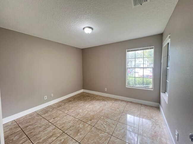 Building Photo - Great 1/1 condo in gated community!