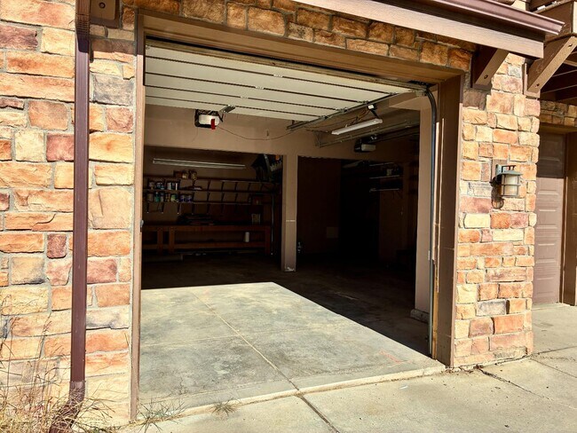 Building Photo - 1009 Forrest Dr