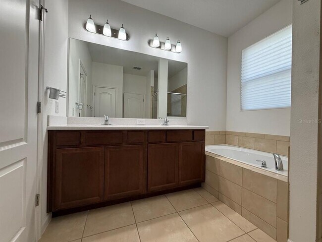 Building Photo - 3219 Stratton Cir