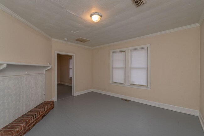 Building Photo - PRICE REDUCED- $995 - Cute 3 Bed/2 Bath Si...
