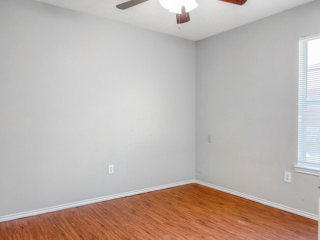 Building Photo - Beautiful Home Available 08/10!