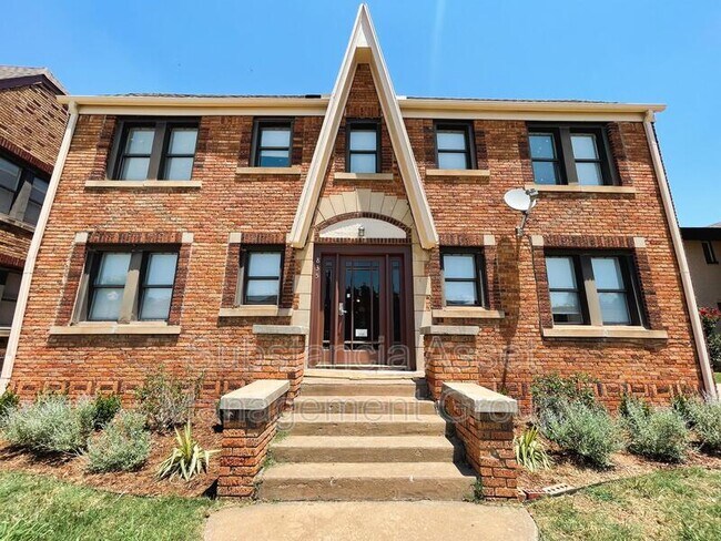 Building Photo - 835 East Dr