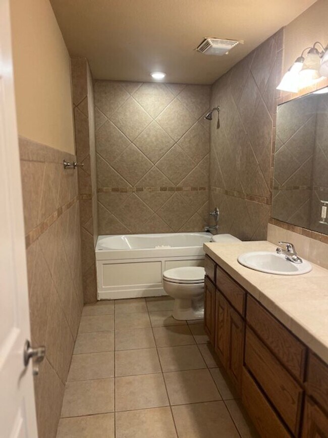 Building Photo - Bentonville 4 bedroom 3 car garage home near trails & Bentonville Square!