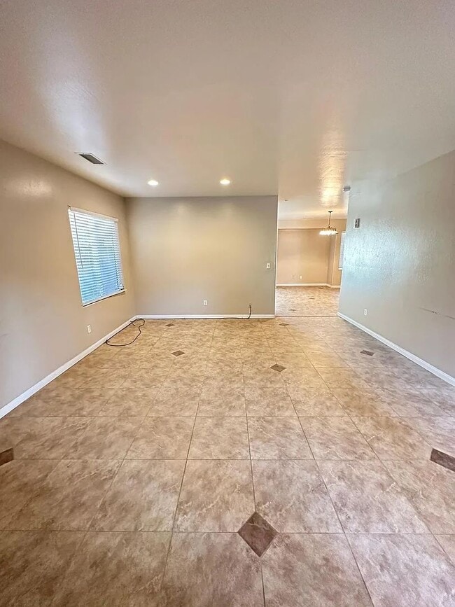 Building Photo - Well Maintained Single Family Home in Bakersfield, CA